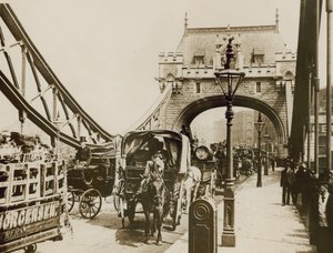المرور يمر فوق جسر البرج بواسطة مصور انجليزى