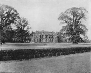 Tring House (b/w photo) بواسطة مصور انجليزى