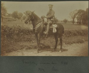 عازف البوق من ليسترشاير رويال هورس المدفعية في معسكر تدريب في ديس ، 1914 بواسطة مصور انجليزى