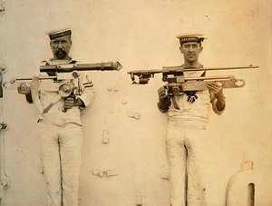 اثنان من البحارة ، من HMS Glory ، يحملون البنادق بواسطة مصور انجليزى