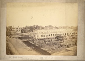 منظر لكلية دكا القديمة ومبنى المحكمة القديم حوالي عام 1875 (صورة b / w) بواسطة مصور انجليزى