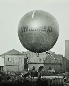 بالون Vivienne III أمام شركة Wandsworth Gas ، 1898 بواسطة مصور انجليزى