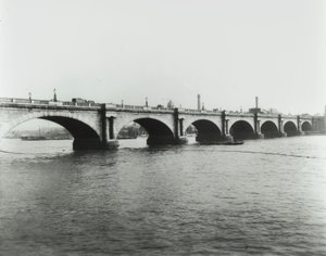 جسر واترلو: منظر من الضفة الشمالية ، 1895 بواسطة مصور انجليزى