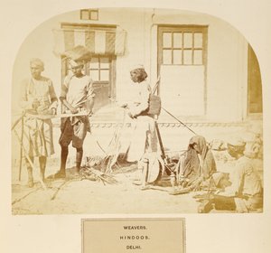 النساجون ، هندوس ، دلهي ، من شعب الهند ، بقلم جيه فوربس واتسون ، نُشر عام 1868 (طبعة زخرفية) بواسطة مصور انجليزى