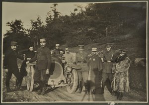 وليام لورانس براج وهارولد روبر كجزء من مجموعة مع سيارة على طريق جبلي ، فوج ، 1915 بواسطة مصور انجليزى