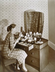 امرأة على منضدة التزيين ، عام 1955. بواسطة مصور انجليزى