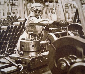 Woman worker in a munitions factory in Britain during WWI (b/w photo) بواسطة مصور انجليزى
