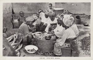 Women peeling kola nuts, Nigeria (b/w photo) بواسطة مصور انجليزى