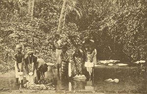نساء يغسلن الملابس في نهر ، سيراليون (صورة b / w) بواسطة مصور انجليزى