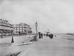 ورذينج: Heene Terrace (b / w photo) بواسطة مصور انجليزى