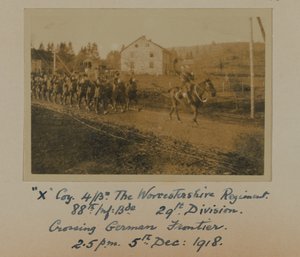 "X" Coy 4Bn. فوج رسيسترشاير ، 88. Inf: Bde. التاسع والعشرون. تقسيم ، عبور الحدود الألمانية 2.5 مساءً الخامس من ديسمبر: 1918 بواسطة مصور انجليزى