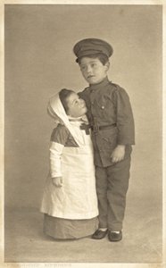 فتاة صغيرة وصبي في WW1 لعب الأدوار (صورة b / w) بواسطة مصور انجليزى