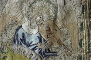 ملاك يعزف على الكمان ، التفاصيل من مقدمة Steeple Aston Cope ، c.1340s (خيط فضي مذهب وحرير ملوّن على حك حريري زائف) بواسطة مدرسة اللغة الإنجليزية