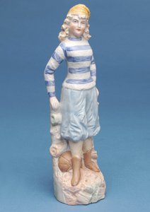 شخصية Bisque لفتاة كرة قدم في طقم مخطط أزرق وأبيض ، 1890s (سيراميك) بواسطة مدرسة اللغة الإنجليزية