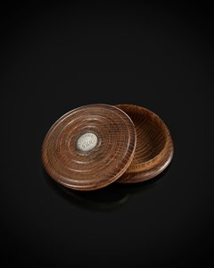 صندوق كان يملكه سابقًا النقيب توماس هاردي (الخشب والفضة) بواسطة مدرسة اللغة الإنجليزية