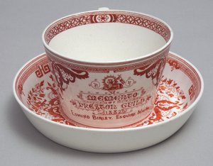 فنجان شاي تذكاري وصحن للقراءة A Memento of Preston Guild 1882، Minton، England، c.1882 (آنية فخارية) بواسطة مدرسة اللغة الإنجليزية