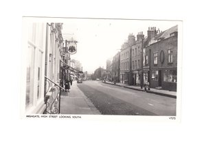 بطاقة بريدية من العصر الإدواردي لشارع هاي جيت هاي ستريت تطل على الجنوب، حوالي عام 1910 (أحادية اللون) بواسطة مدرسة اللغة الإنجليزية