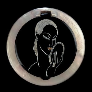 Elegance Powder Compact ، 1920-30 (الباكليت المحفور يدويًا) بواسطة مدرسة اللغة الإنجليزية