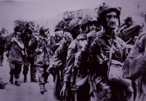 Exhausted British paratroopers taken prisoner by the Germans, Battle of Arnhem بواسطة مدرسة اللغة الإنجليزية