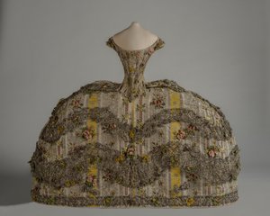 Fashion doll’s mantua بواسطة مدرسة اللغة الإنجليزية