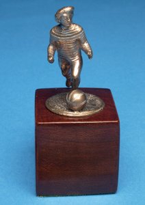 لاعب كرة قدم في جيرسيه طائر (معدن) بواسطة مدرسة اللغة الإنجليزية