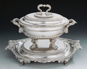 George III-style silver tureen with tray بواسطة مدرسة اللغة الإنجليزية