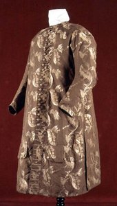 معطف بروكيد ذهبي ، c.1700-10 بواسطة مدرسة اللغة الإنجليزية
