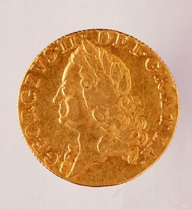 Golden english Guinea (guinee), reign of king George II (1714-1760) 18th century. Diam. 2,5 cm Naples, museo archeologico بواسطة مدرسة اللغة الإنجليزية
