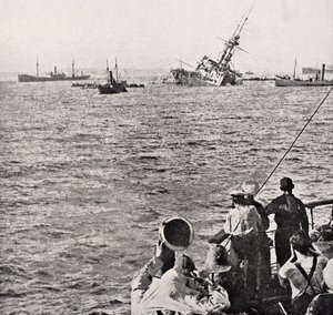 غرق HMS Majestic في 27 مايو 1915 ، من `` The War Illustrated Album deLuxe &39;&39; ، نُشر في لندن ، 1916 بواسطة مدرسة اللغة الإنجليزية