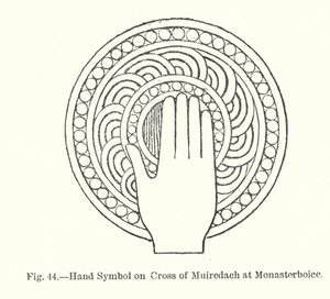 رمز اليد على صليب Muiredach في Monasterboice (نقش) بواسطة مدرسة اللغة الإنجليزية