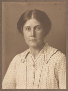 هارييت ويفر ، أكتوبر 1916 (صورة بني داكن) بواسطة مدرسة اللغة الإنجليزية
