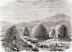 أكواخ مأهولة في Uig ، جزيرة لويس في هبريدس الخارجية في عام 1859 ، من "الصور الاسكتلندية المرسومة بالقلم والقلم الرصاص" ، بقلم صامويل ج. جرين ، نُشر عام 1886 بواسطة مدرسة اللغة الإنجليزية