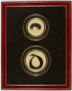 داخل الغلاف الأمامي ، مع خصلات شعر من بيرسي بيشي شيلي وزوجته ماري شيلي (وسائط مختلطة) بواسطة مدرسة اللغة الإنجليزية