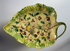 طبق على شكل ورقة مزينة بالكروم والطيور الغريبة ، 1760-70 (سيراميك) بواسطة مدرسة اللغة الإنجليزية