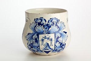 كأس زواج لندن ، 1688 (آنية فخارية من الصفيح) بواسطة مدرسة اللغة الإنجليزية