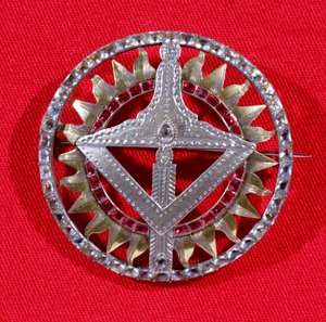 شارة ماسونية أو جوهرة يرتديها أعضاء في Grand Lodge ، 1735 (مذهب فضي وفضي بالحجارة الحمراء واللمعان)