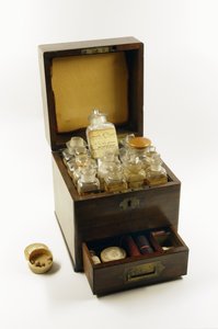 صندوق دوائي استخدمه فلورنس نايتنجيل خلال حرب القرم ، 1854-1856 (خشب)