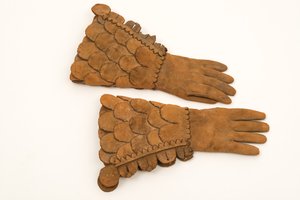 قفازات مدرعة جلدية للرجال ، c.1600-50 (جلد برتقالي ثقيل) بواسطة مدرسة اللغة الإنجليزية