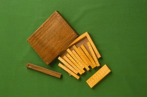 نسخة طبق الأصل من عظام نابير (خشب البقس والجوز) بواسطة مدرسة اللغة الإنجليزية