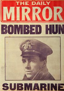 صحيفة حامل Newsvendor لـ "The Daily Mirror" (مطبوعة) بواسطة مدرسة اللغة الإنجليزية