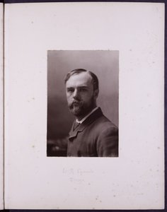 صورة شخصية ل WR Symonds، حوالي عام 1900 (صورة بالأبيض والأسود) بواسطة مدرسة اللغة الإنجليزية