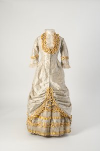 Princess line evening dress of grey and white narrow striped silk trimmed with net covered yellow silk taffeta ruched ribbon بواسطة مدرسة اللغة الإنجليزية