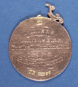 عكس ميدالية نادي بريستون نورث إند لكرة القدم ، 1897-98 (معدن) (انظر أيضًا 315000) بواسطة مدرسة اللغة الإنجليزية