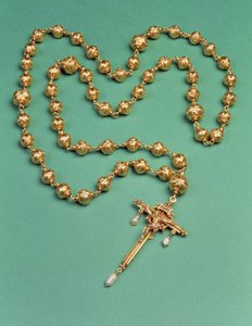 مسبحة تابعة لماري ملكة الاسكتلنديين ، 1587 (ذهب ولؤلؤ) (انظر أيضًا 279121) بواسطة مدرسة اللغة الإنجليزية