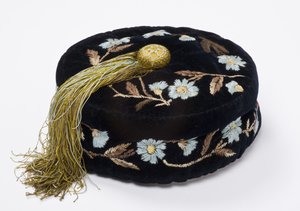 Smoking cap, c.1880 (embroidered velvet lined with machine-quilted silk) بواسطة مدرسة اللغة الإنجليزية