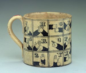 كوب ستافوردشاير يصور الأبجدية بلغة الإشارة ، 1820 ج (خزف) بواسطة مدرسة اللغة الإنجليزية