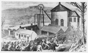 يهاجم عمال المناجم المضربون الأكواخ التي يشغلها عمال غير نقابيين بواسطة مدرسة اللغة الإنجليزية