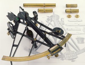 عشرة بوصة سداسية ، ربما من قبل جورج آدمز (1750-95) ، موقعة من قبل الوكيل ويليام هيلير (1763-1815) (نحاس مع تشطيب مؤكسد أصلي)