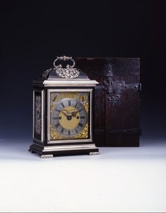 The Barnard Tompion، Tompion and Banger، London، No. 460، Stracket Clock، c.1708 (خشب الأبنوس والفضة) (انظر أيضًا 745882-88) بواسطة مدرسة اللغة الإنجليزية