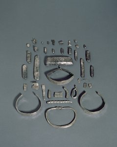 تم العثور على Cuerdale Hoard و Anglo-Saxon و Viking Treasure على ضفة نهر Ribble بالقرب من Cuerdale Hall ، بالقرب من Preston ، لانكشاير ، تاريخ المحطة النهائية 901-5 م (الفضة) بواسطة مدرسة اللغة الإنجليزية